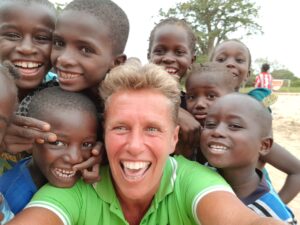 Irene heeft pret met wat jongens in Aljamdu na het samen voetballen