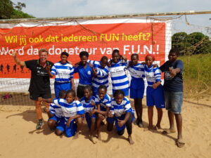 Meisjesteam in geschonken voetbaltenues vanuit Baarn door FUN georganiseerd voetbaltoernooi nov 2018