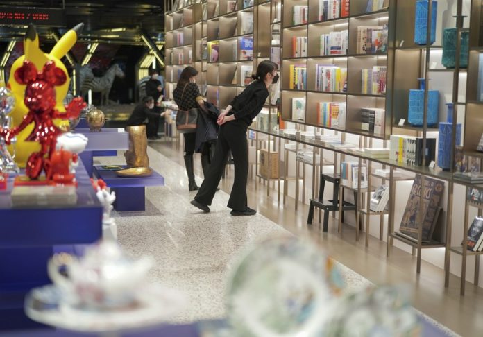 People view books at a bookstore in Xi'an, northwest China's Shaanxi Province, Jan. 24, 2022. (Xinhua_Shao Rui)
