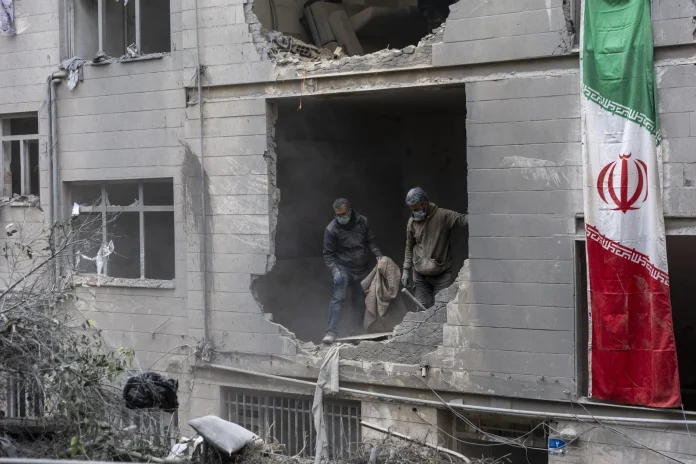 People clear rubble in a house in the Beryanak District, Tehran, Iran in March 2026, after it was damaged by missile attacks. © Majid Saeedi_Getty Images via AFP